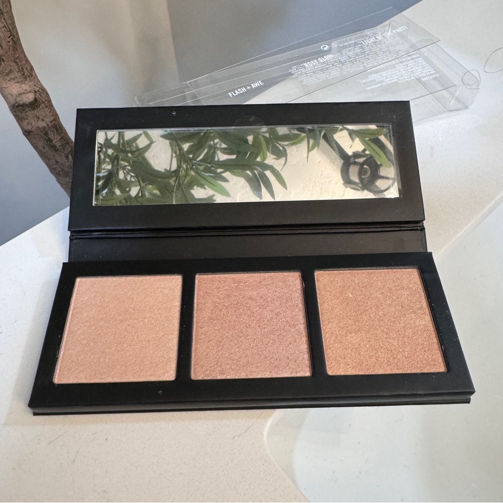 MAC Hyper Glow Palette - Flash Plus Awe Makeup Women 0.15 oz - Picture 1 of 4